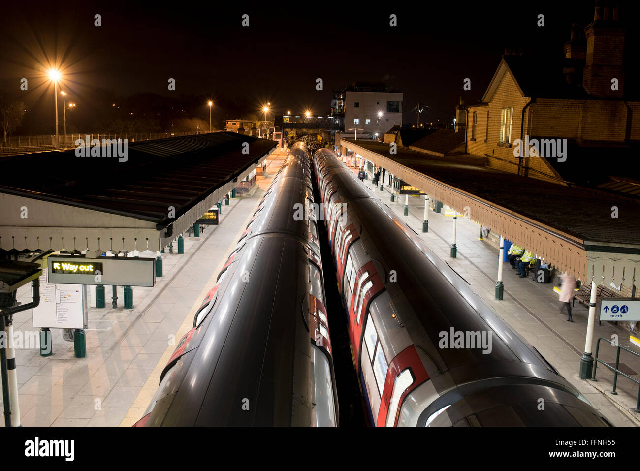 High Barnet tubo stazione della metropolitana treni della piattaforma Foto Stock