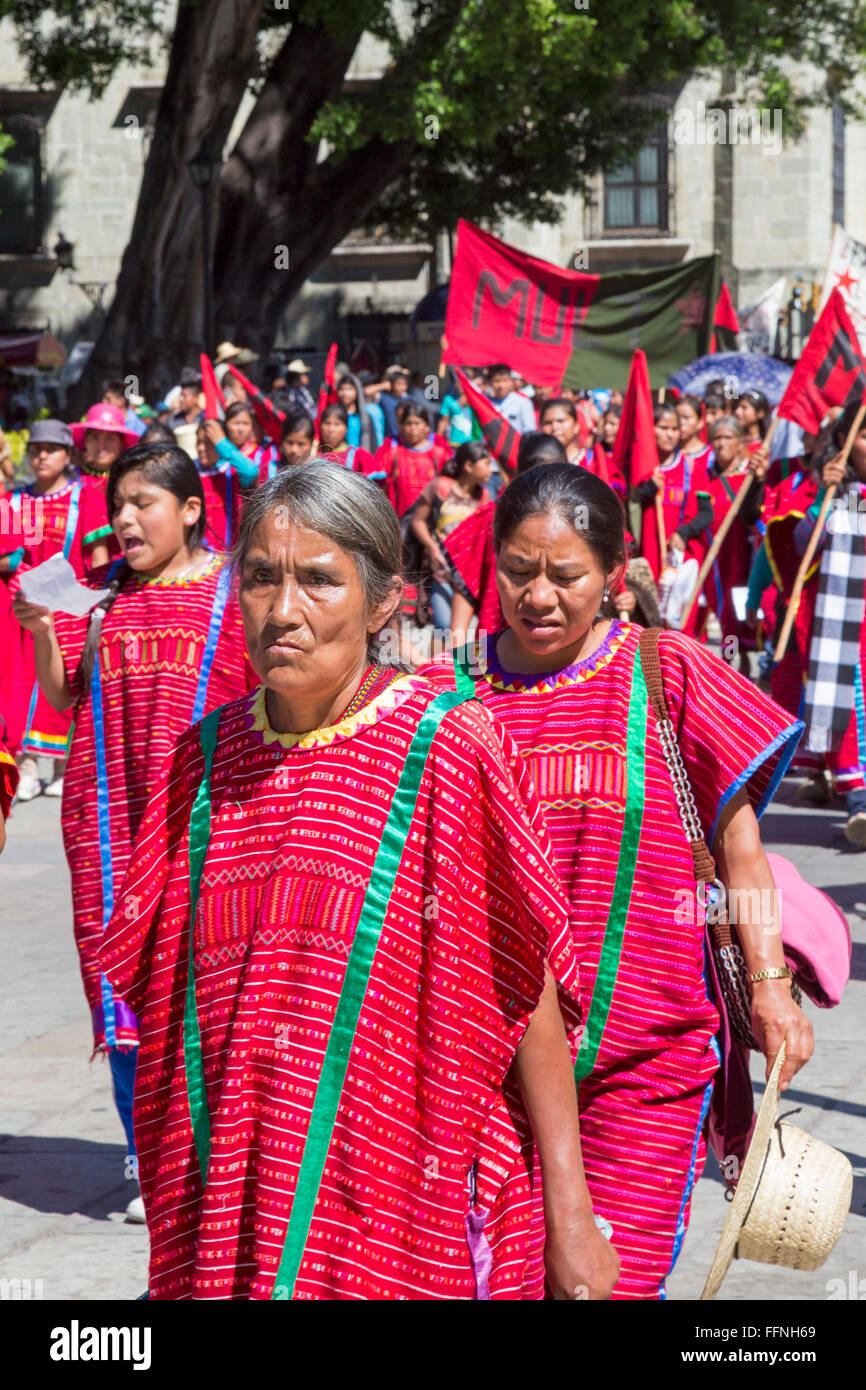 Oaxaca, Messico - Membri del Triqui gruppo etnico spostamento di protesta dalle loro case e violenza nella loro regione. Foto Stock