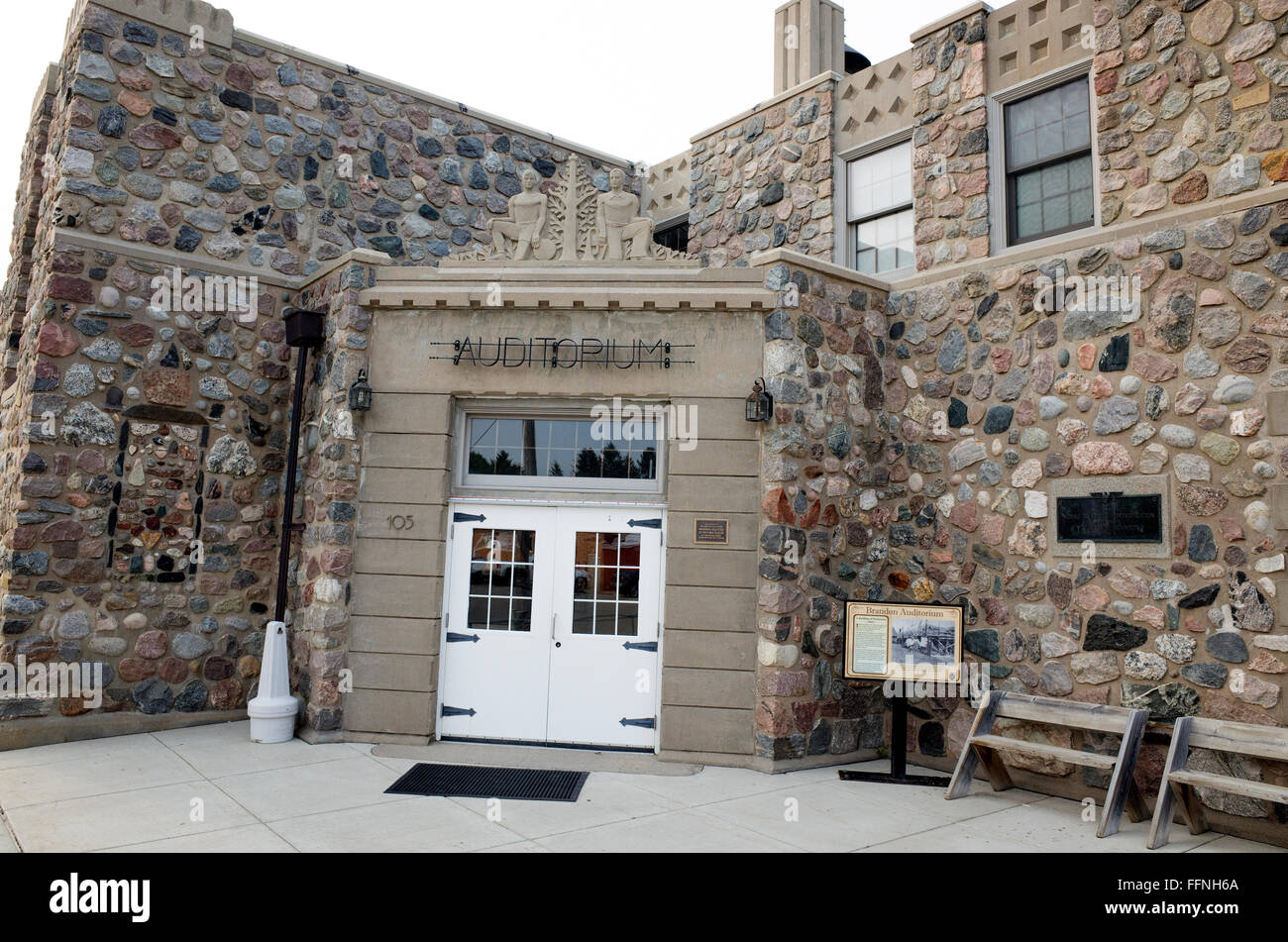 Ingresso a Brandon Auditorium realizzata con split rock fieldstone da opere di gestione del progetto (WPA). Brandon Minnesota MN USA Foto Stock