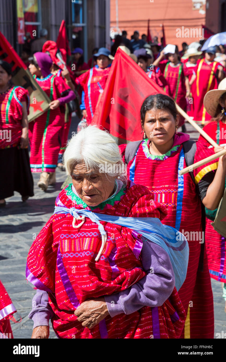 Oaxaca, Messico - Membri del Triqui gruppo etnico spostamento di protesta dalle loro case e violenza nella loro regione. Foto Stock