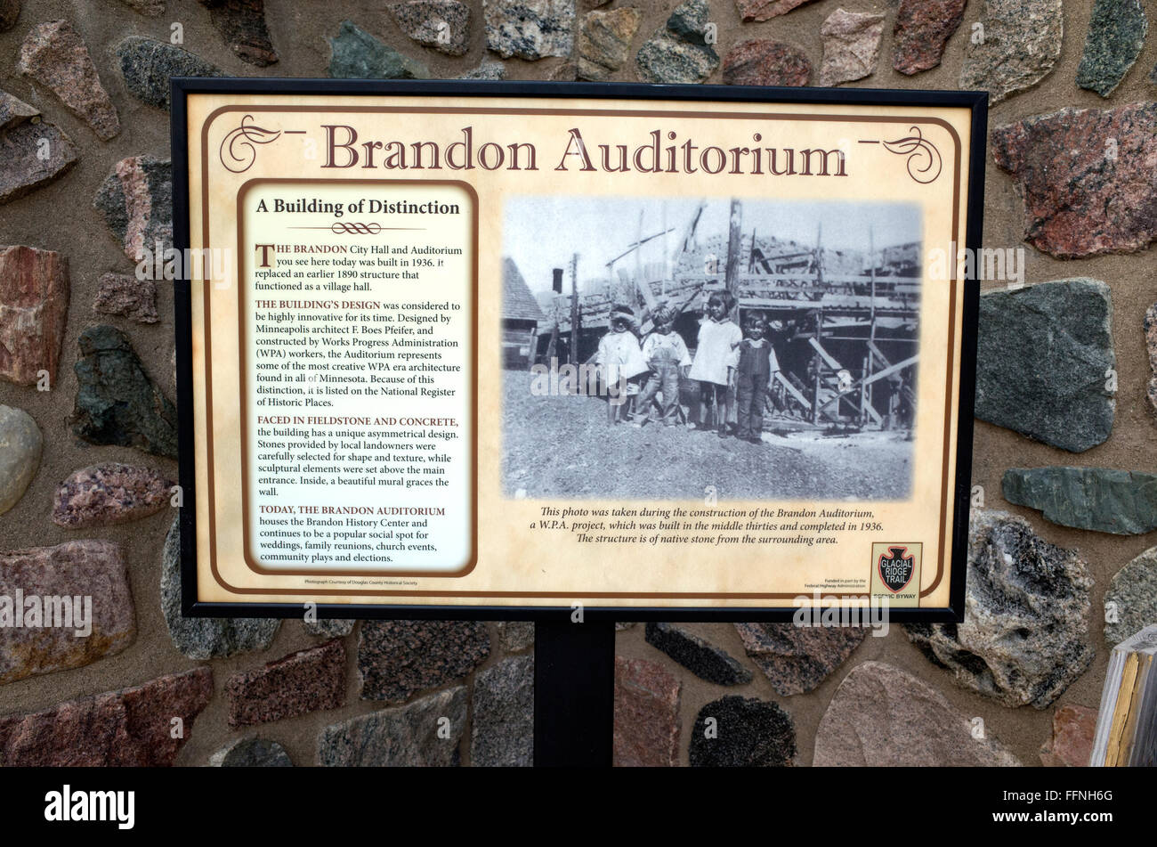 La placca descrivendo il 1935-36 WPA la costruzione della storica fieldstone Brandon Auditorium Brandon Minnesota MN USA Foto Stock