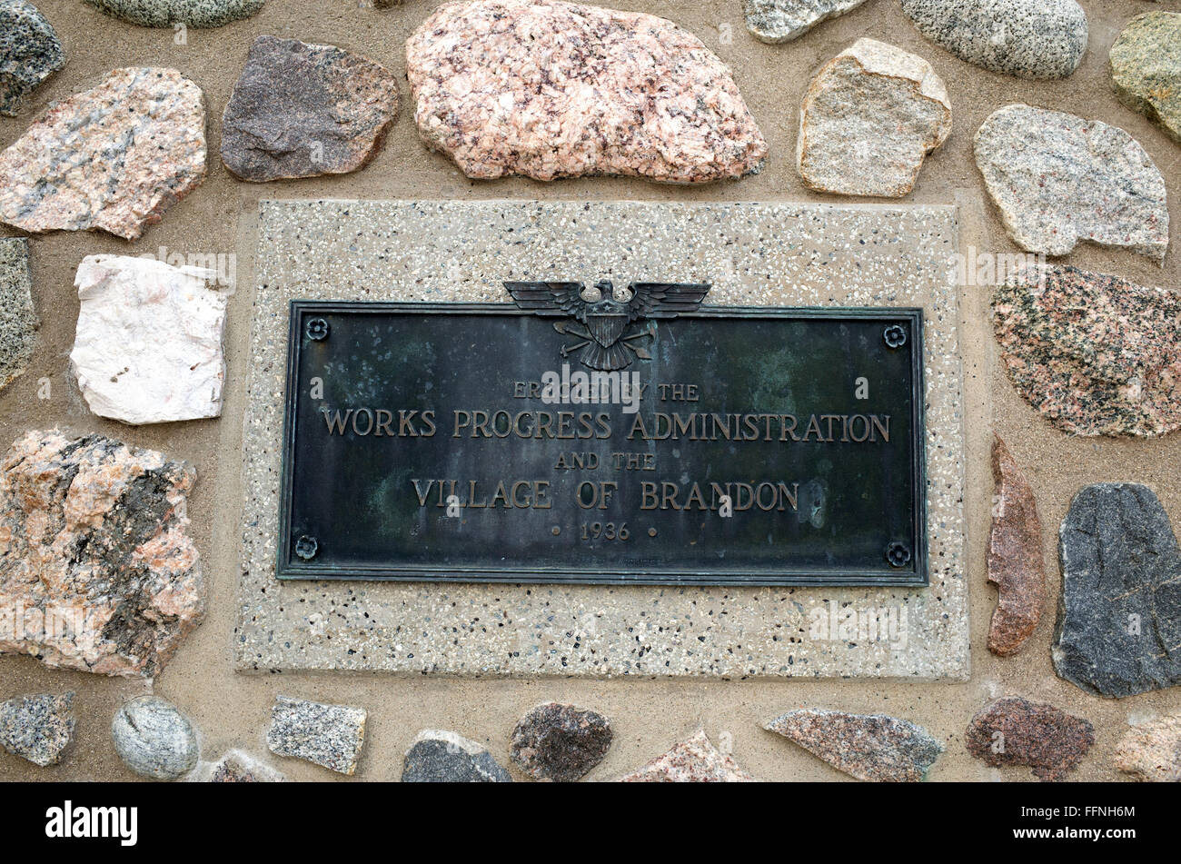 La placca accredito di opere di amministrazione progresso WPA per edificio storico auditorium fieldstone 1936. Brandon Minnesota MN USA Foto Stock