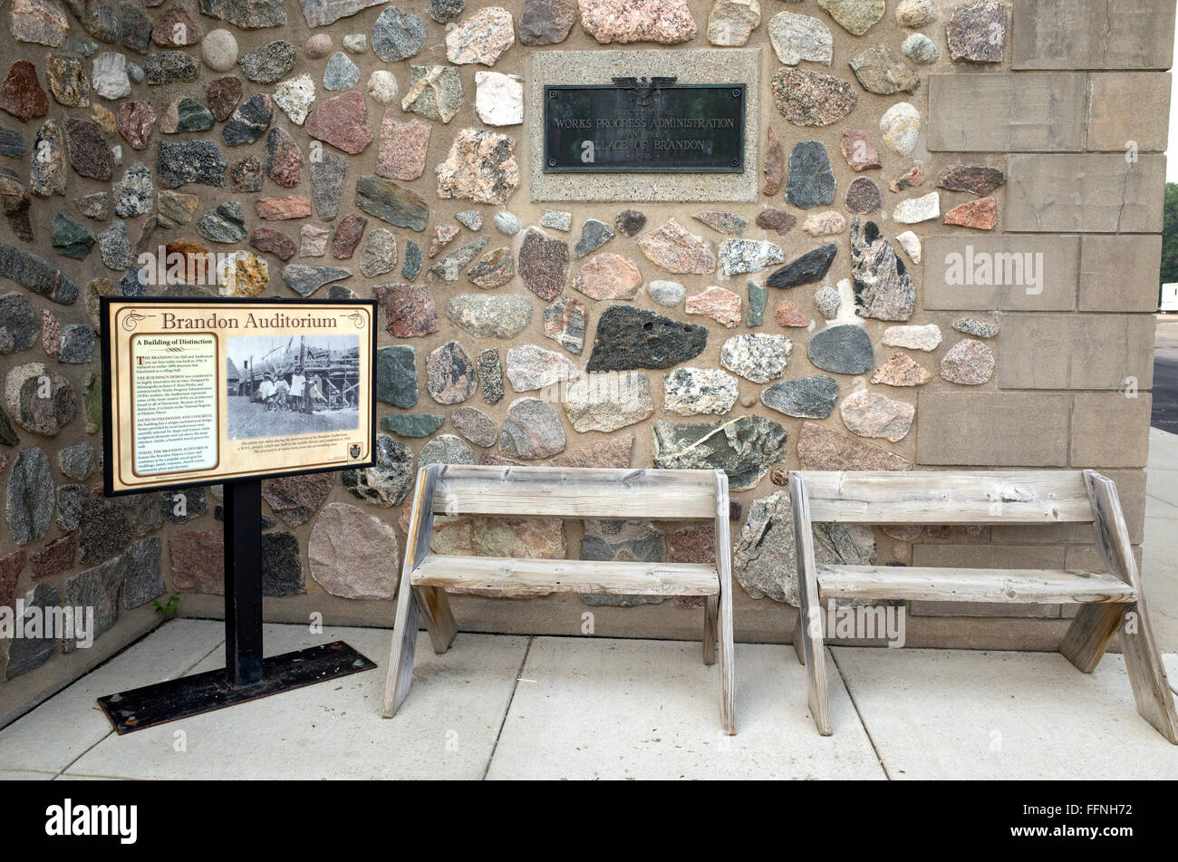 All'esterno area interpretativa della storica 1936 WPA costruito fieldstone auditorium, possibili banchi originali. Brandon Minnesota MN USA Foto Stock