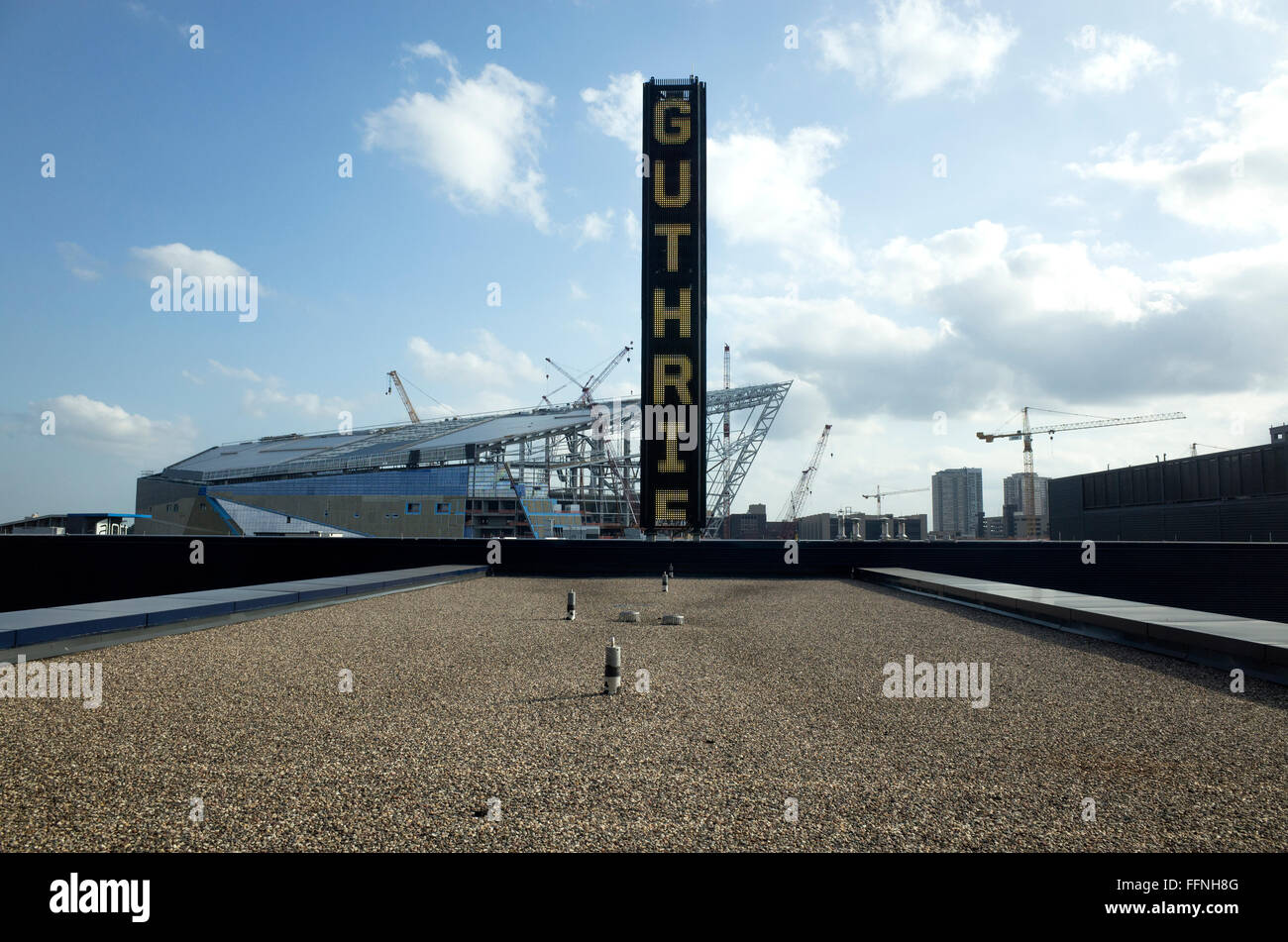 Visualizzazione elettronica segno rotante dalla Guthrie Theater e costruzione di Viking football Stadium. Minneapolis Minnesota MN USA Foto Stock