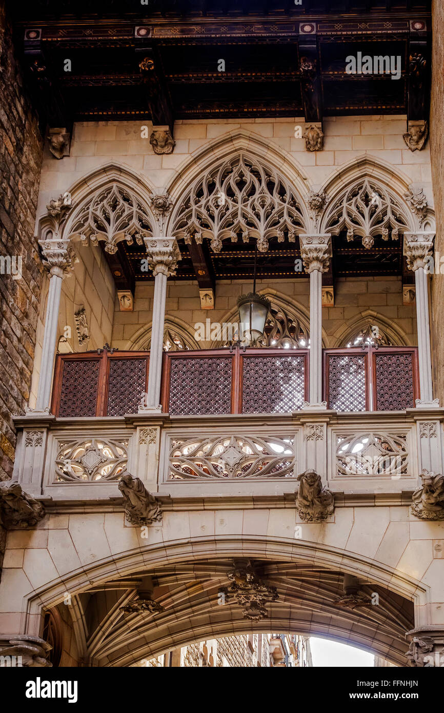 Lo stile gotico Ponte sul Carrer del Bisbe Barcellona Catalonia Spagna Foto Stock