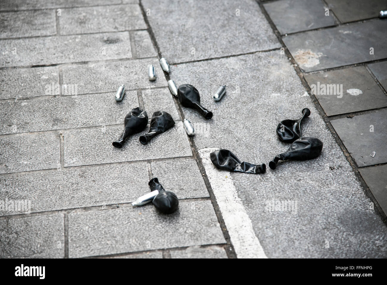 Scartato il gas esilarante barattoli di farmaco palloncini London street domenica mattina presto Foto Stock