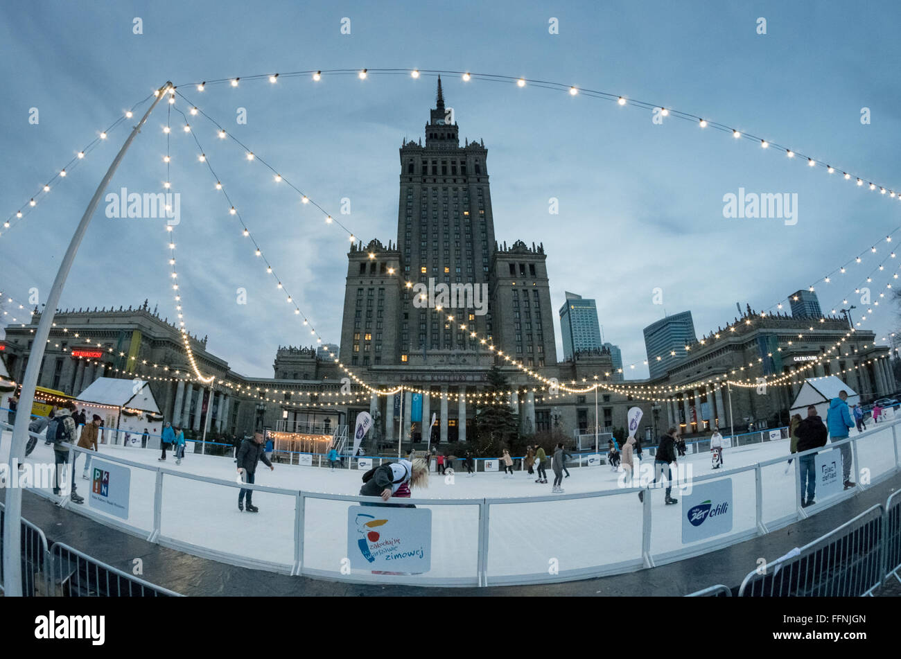 All'aperto Pattinaggio su ghiaccio sotto il palazzo della cultura e della scienza (fronte orientale), Varsavia, Polonia Foto Stock