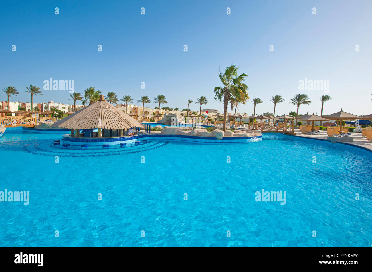 Grande piscina con bar a un lusso tropicale resort hotel Foto Stock