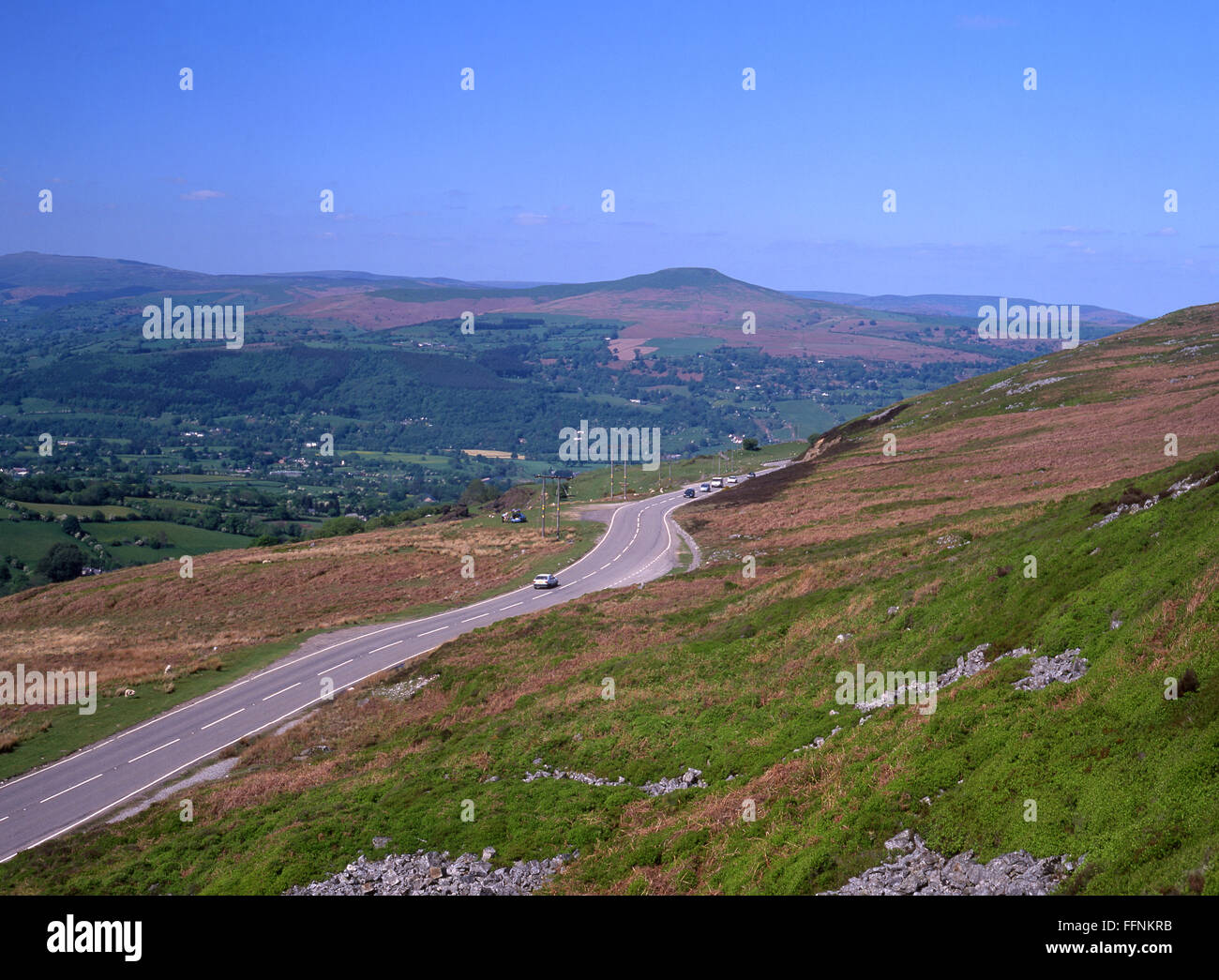 B4247 stradale attraverso Blorenge Blorens montagna con vista di Sugar Loaf Pen y Fal e Usk valley le montagne nere Brecon Beracons Nat Foto Stock