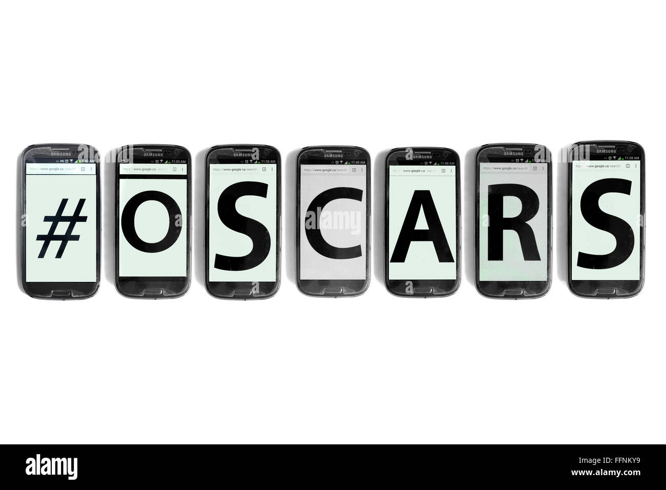 L'hashtag #Oscars scritto su schermate dello smartphone fotografati contro uno sfondo bianco. Foto Stock