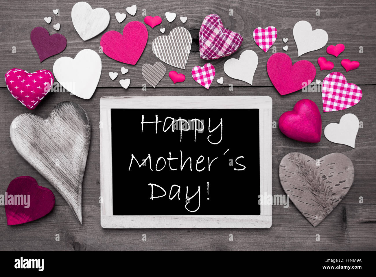 Bianco e Nero Chalkbord, Cuori rosa, Felice Festa della Mamma Foto Stock