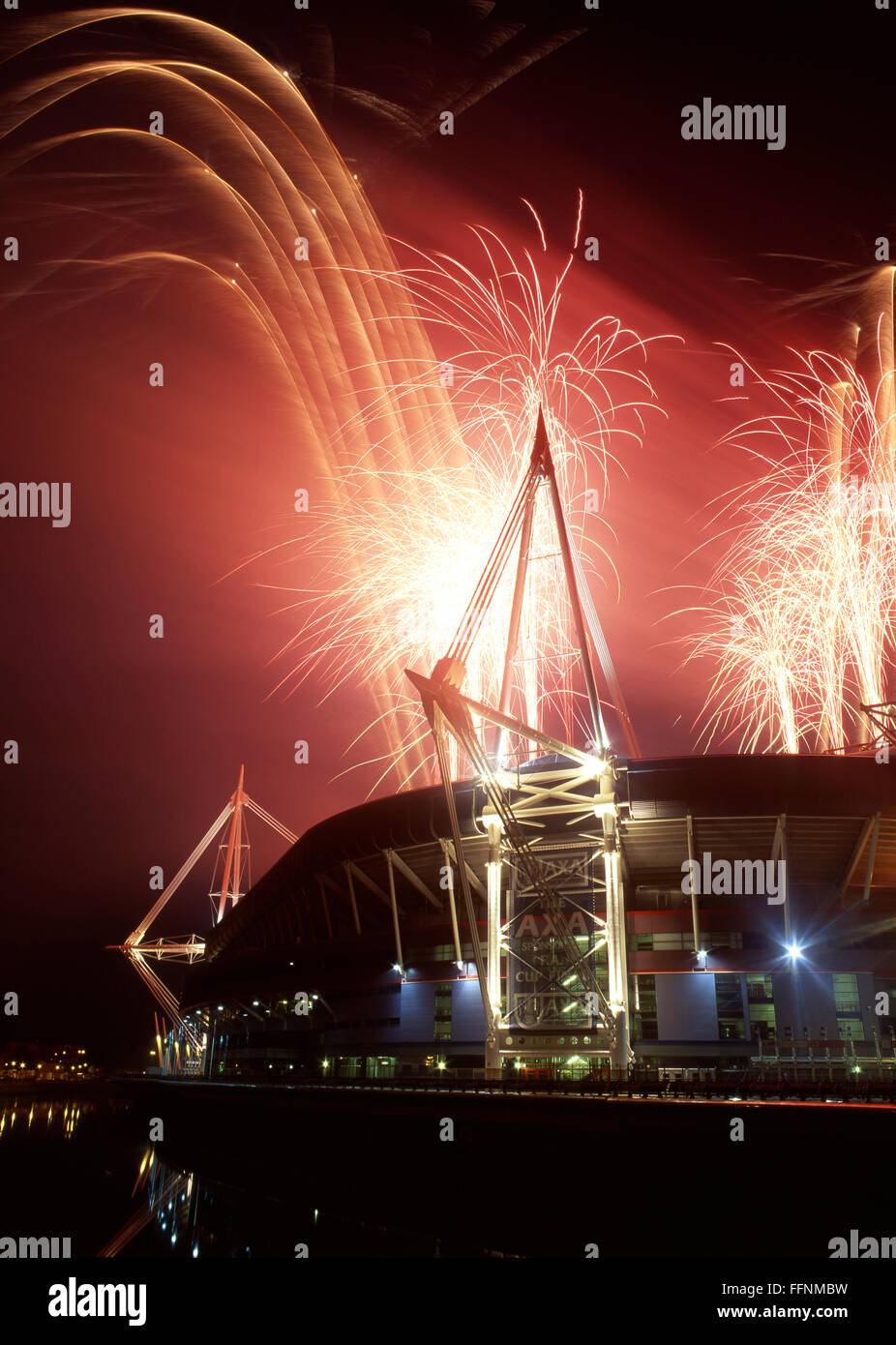 Millennium Stadium (dal 2015 noto come principato Stadium) fuochi d'artificio Cardiff South Wales UK Foto Stock