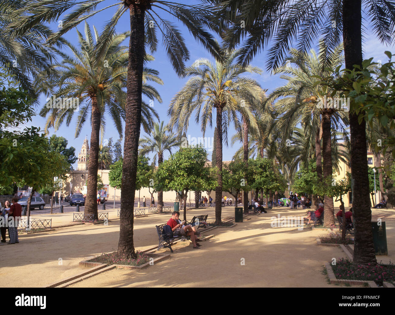 La gente seduta in giardini esterni Alcazar de los Reyes Cristianos Cordoba Andalusia Spagna Foto Stock