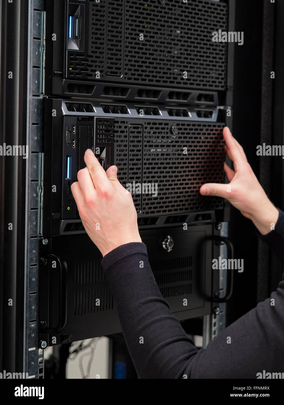 Vicino di un consulente IT di installare server nel data center Foto Stock