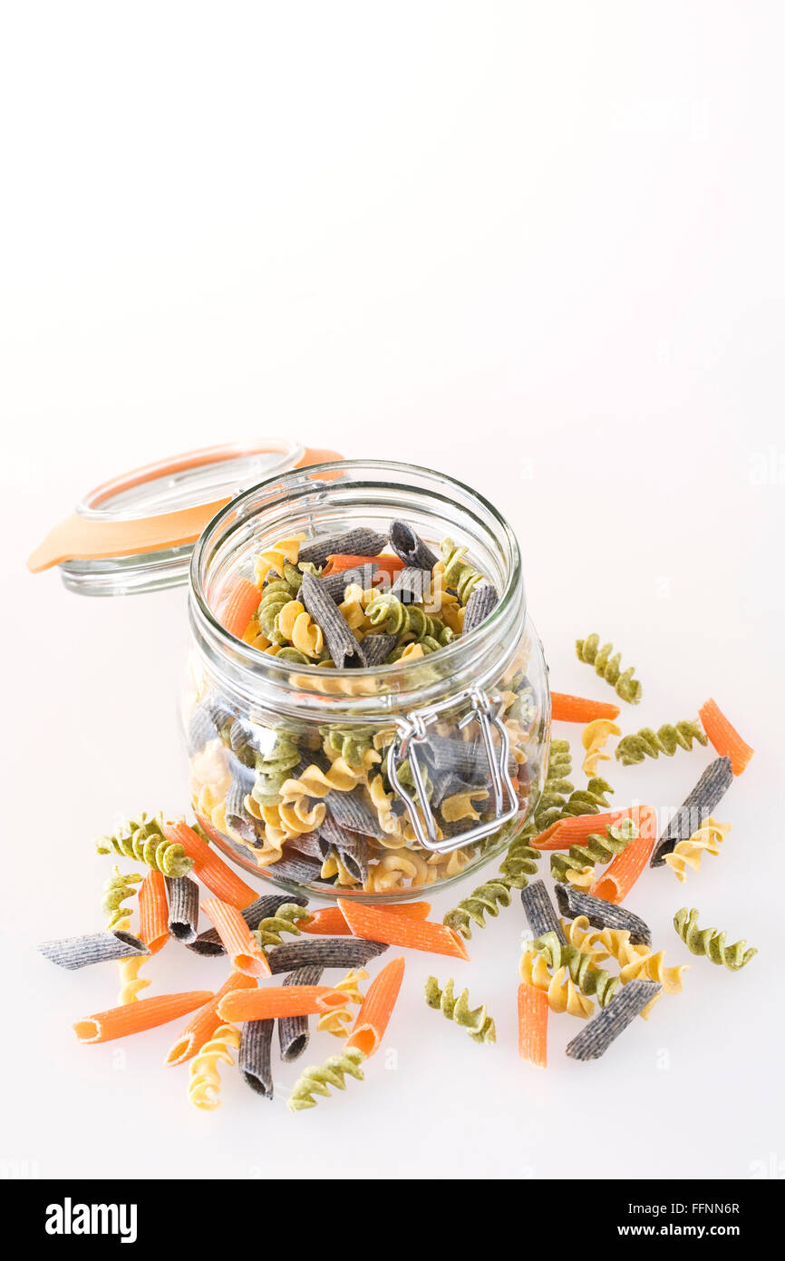 Veramente sano la pasta. Una selezione di paste alternative in un vasetto di vetro. Foto Stock