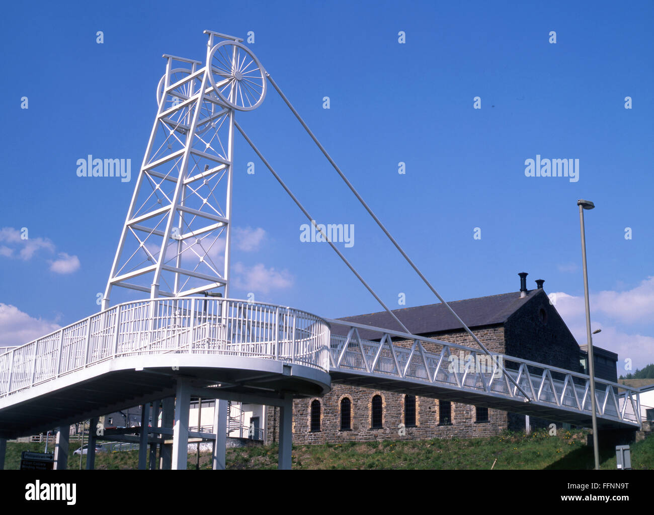 Un nuovo ponte pedonale a Tredegar nello stile di piazzale della miniera che conduce alla Elliot avvolgimento Colliery House Museum Caerphilly South Wales UK Foto Stock