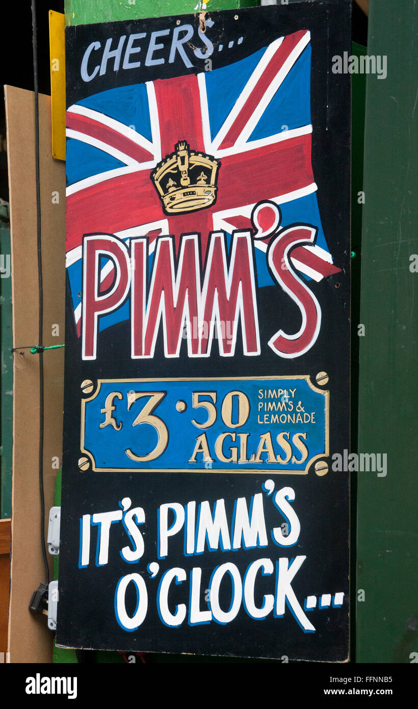 Il Pimm's bibita alcolica segno con Union Jack sulla lavagna Borough Market Londra Inghilterra REGNO UNITO Foto Stock