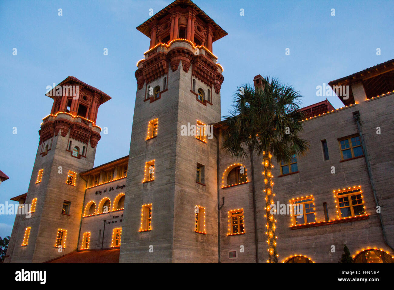 Sant Agostino il tradizionale 'Notti di Luci' vacanza display illuminazione crea una vivace atmosfera di festa e al tramonto. Foto Stock