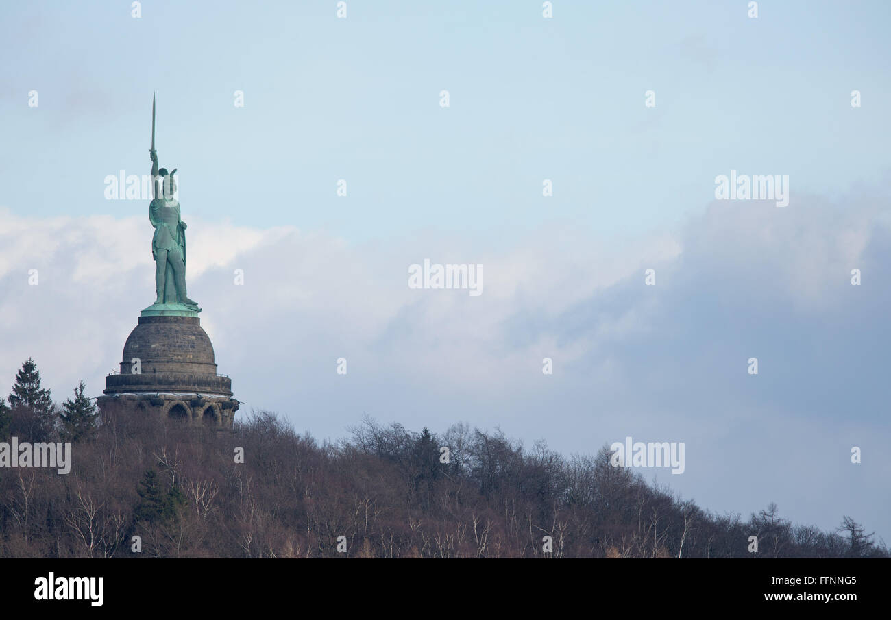 Detmold, Germania. Xi Febbraio, 2016. Il monumento di Hermann in Hiddesen nei pressi di Detmold, in Germania, 11 febbraio 2016. Ad una altezza di 53.46 metri, è il più alto statua in Germania. Foto: Friso Gentsch/dpa/Alamy Live News Foto Stock