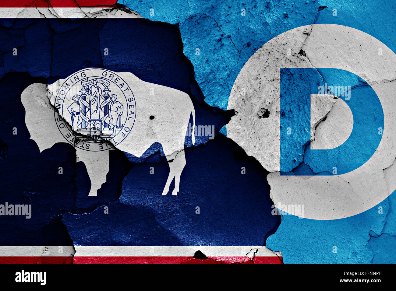 Bandiera del Wyoming e democratici dipinta sulla parete incrinato Foto Stock