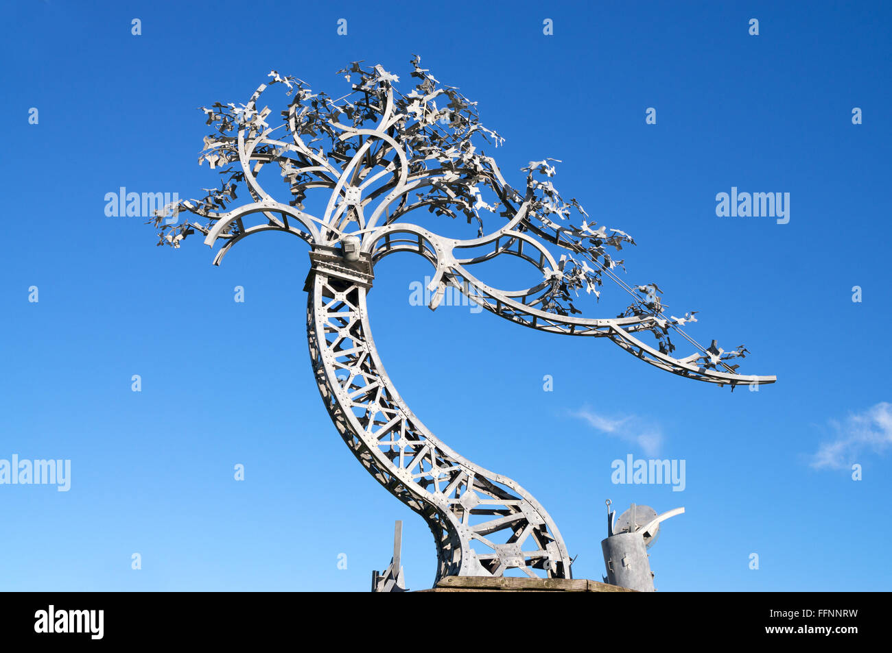 Scultura di metallo di una gru 'Shadows in un'altra luce' sulla banchina di Sunderland North East England, Regno Unito Foto Stock