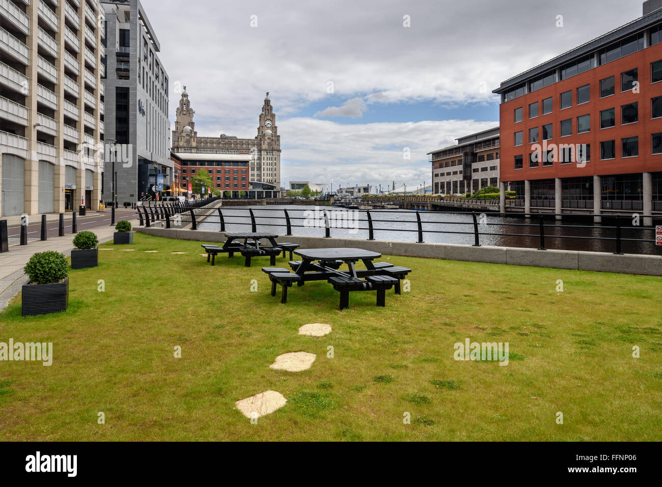 Posti a sedere presso il liverpool waterfront per chi lavora in ufficio. Foto Stock