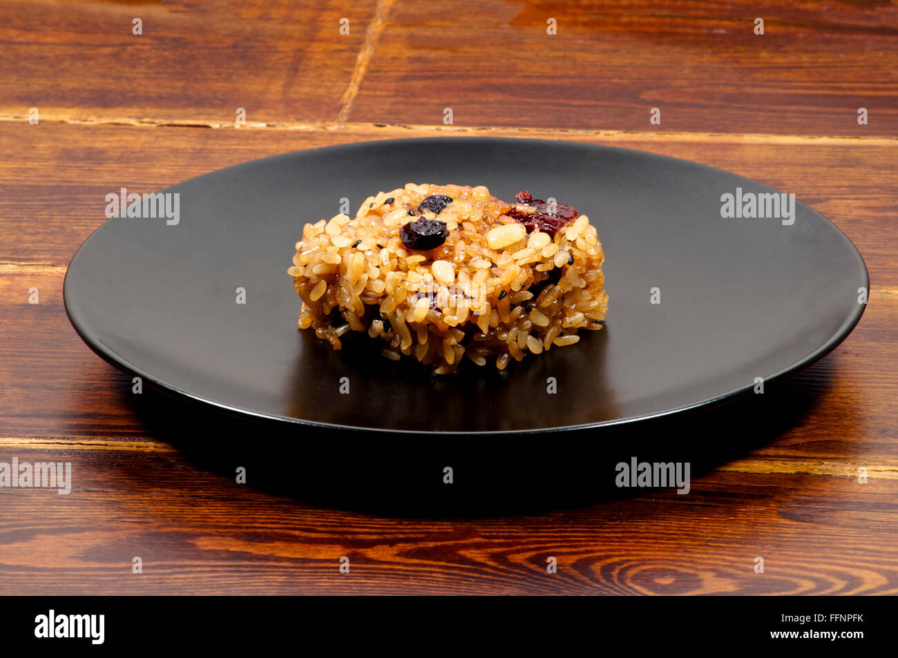 Il coreano riso dolce trattare oltre la piastra nera sul tavolo Foto Stock