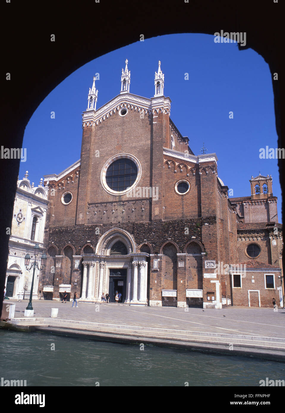San Zanipolo Basilica Chiesa dei Santi SS Giovanni e & Paolo visto attraverso arch attraverso canal Sestier di Castello Vemeto Venezia Italia Foto Stock