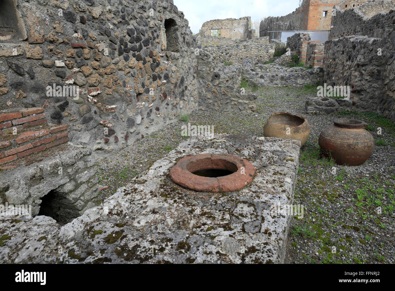 Scena di strada a Pompei, la città romana sepolta nella lava vicino a Napoli città patrimonio mondiale UNESCO 1997, regione Campania, Italia Foto Stock