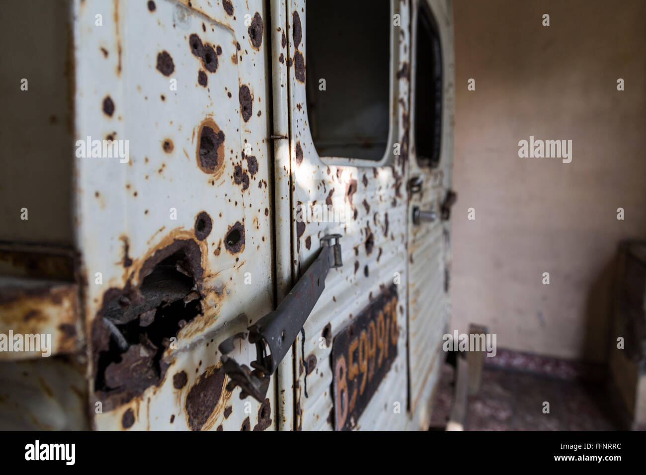 Una vecchia auto pieno di fori di proiettile, realizzata dalle forze di polizia durante la dittatura in Argentina. Attualmente: Casa Mariani - Teruggi Foto Stock