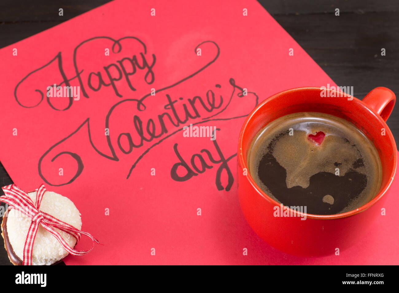 Red Valentino card con caffè e biscotti Foto Stock