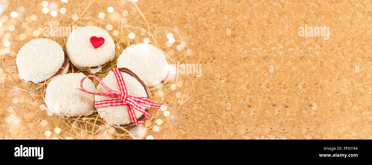 I cookie di bianco con noce di cocco e marmellata su una superficie in legno Foto Stock