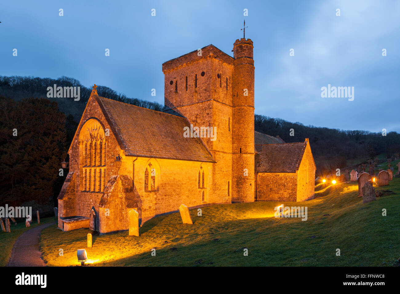 Inverno sera presso il St Winifred's chiesa in Branscombe, Devon, Inghilterra. East Devon Area di straordinaria bellezza naturale. Foto Stock