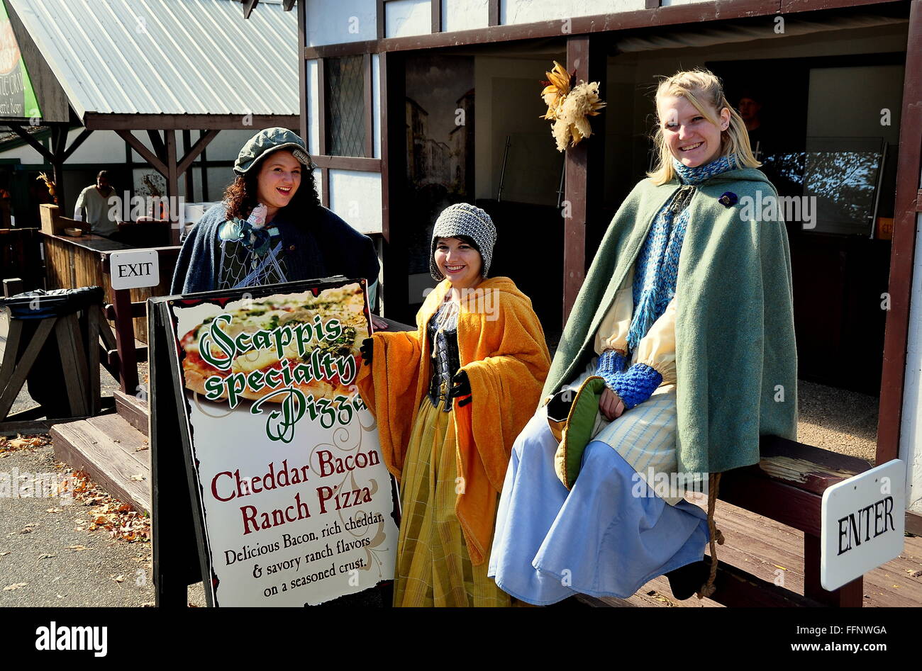 Mount Hope, Pennsylvania: tre donne vestite in abito appropriato la visita annuale di Pennsylvania Renaissance Faire Foto Stock