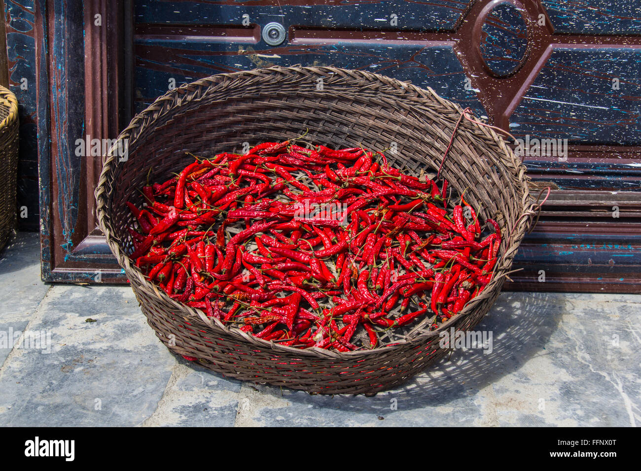 Peperoncino rosso in un cestello nella spina dorsale del drago terrazze di riso. Cina. Foto Stock