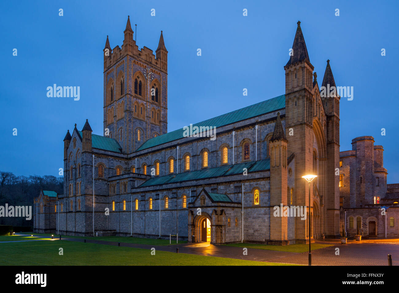 Sera d'inverno a Buckfast Abbey, Buckfastleigh, Devon, Inghilterra. Foto Stock