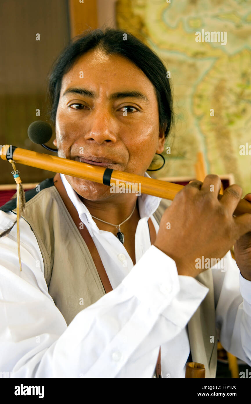 Musicista Ecuadoran giocando un flauto Foto Stock
