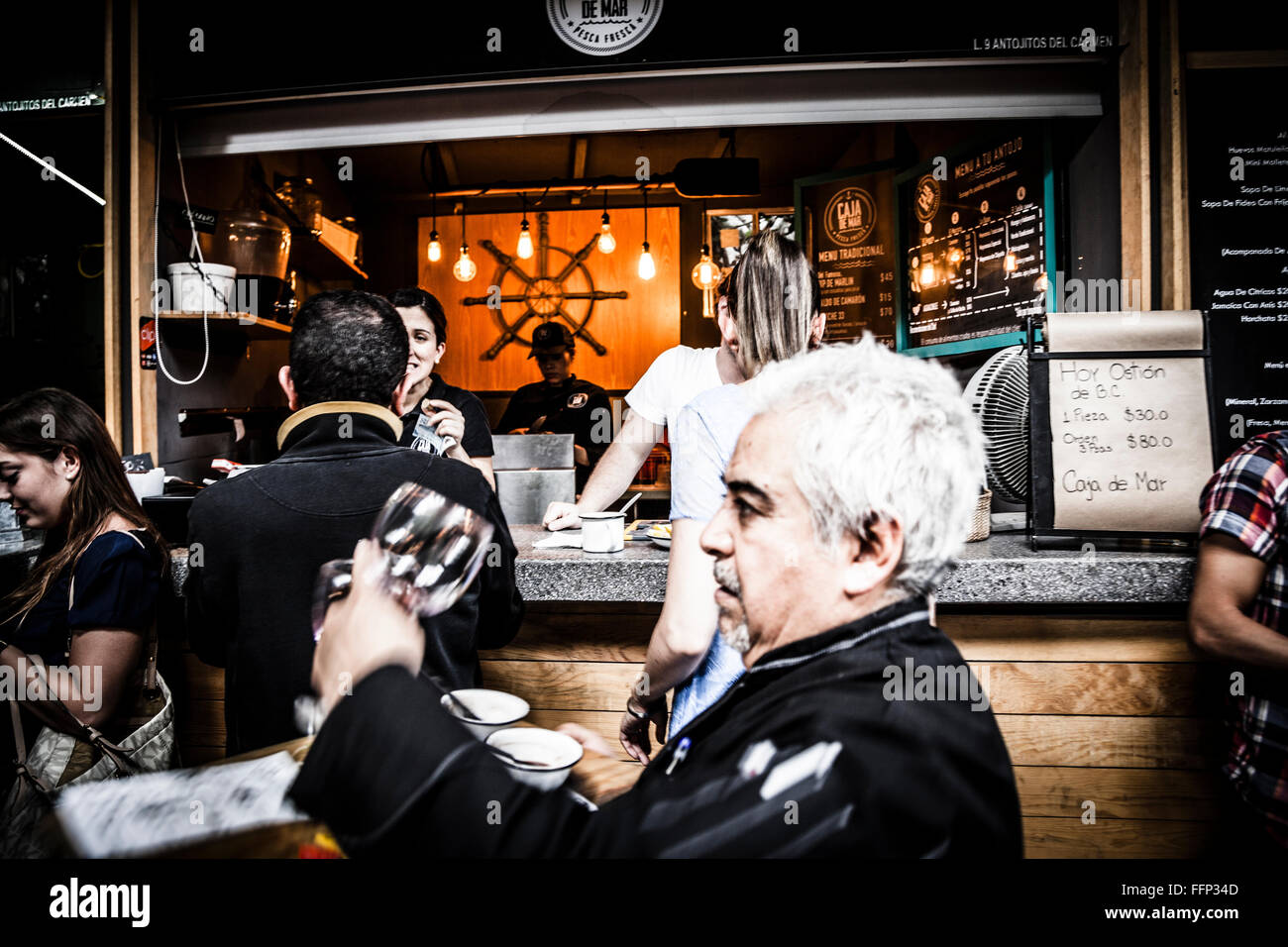 Cameriere in fretta al Mercado del carmen ristorante, Città del Messico Foto Stock