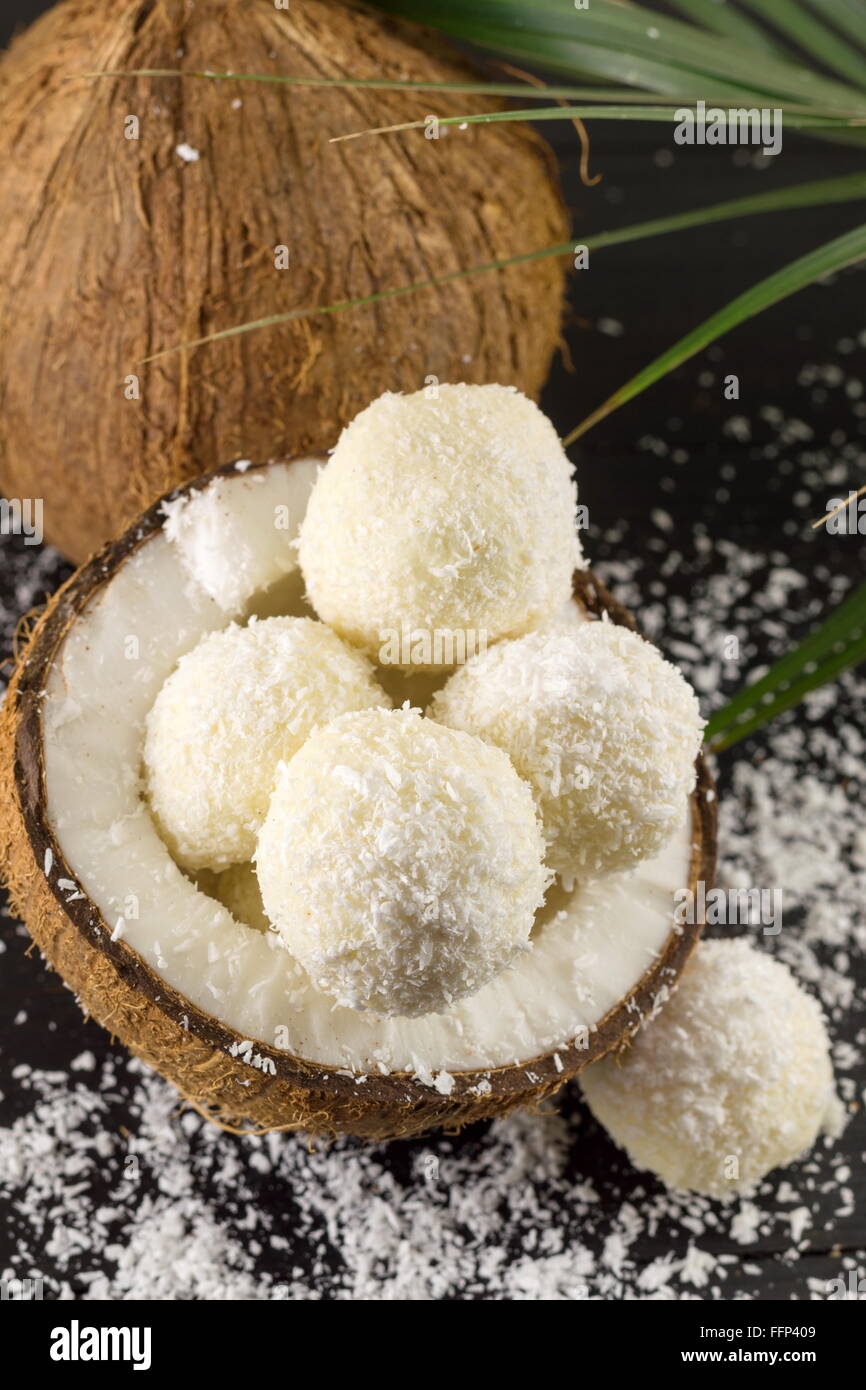 Cocco fresco e noce di cocco cookie sul legno scuro dello sfondo Foto Stock