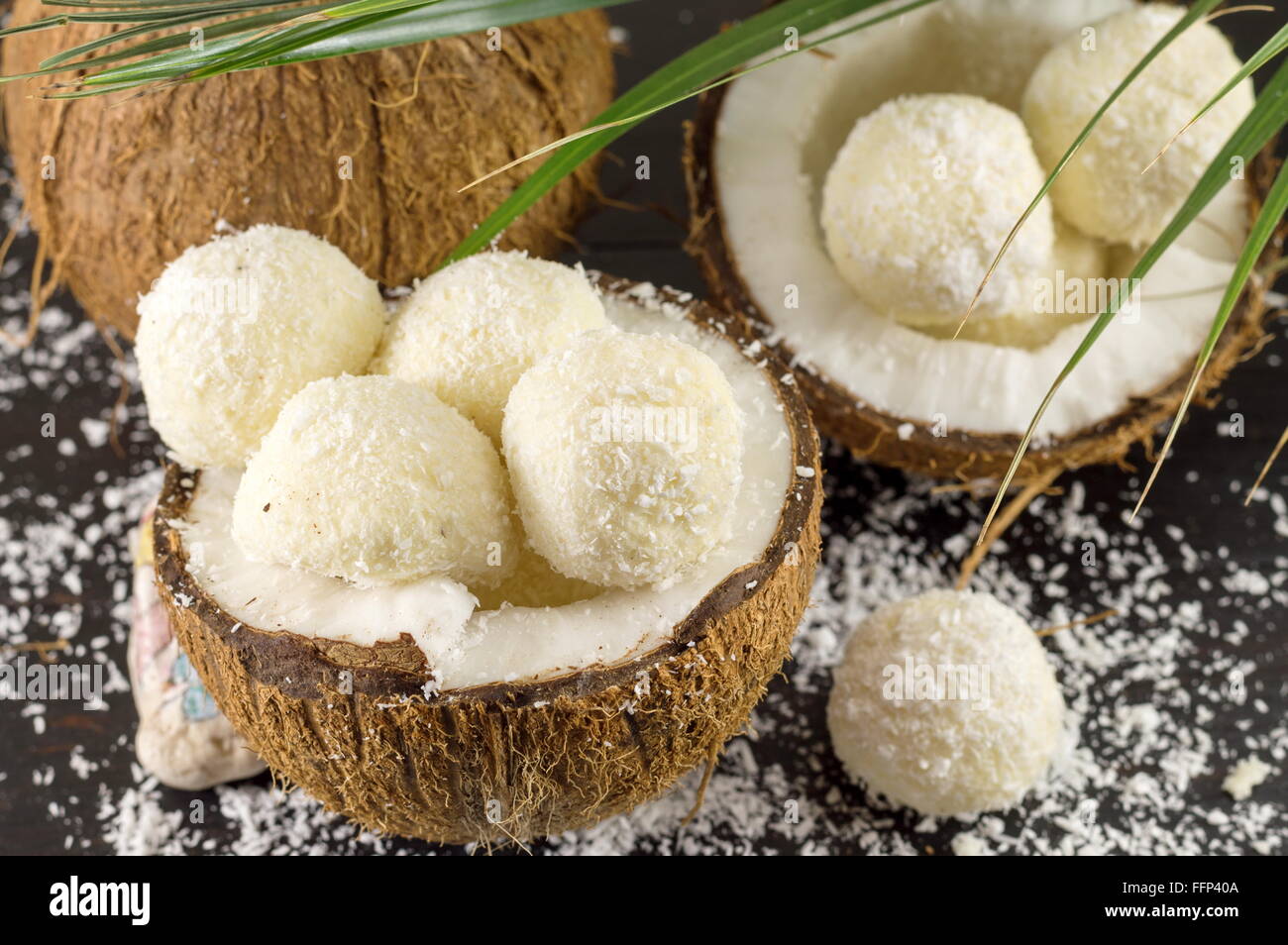 Cocco fresco e noce di cocco cookie sul legno scuro dello sfondo Foto Stock