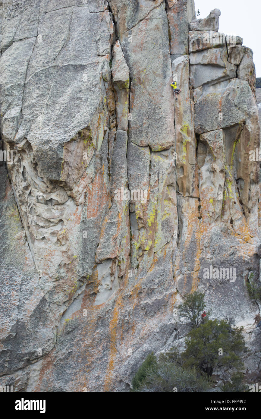 Elia Weber si arrampica su di un percorso chiamato fetta sottile presso la città di roccia Foto Stock