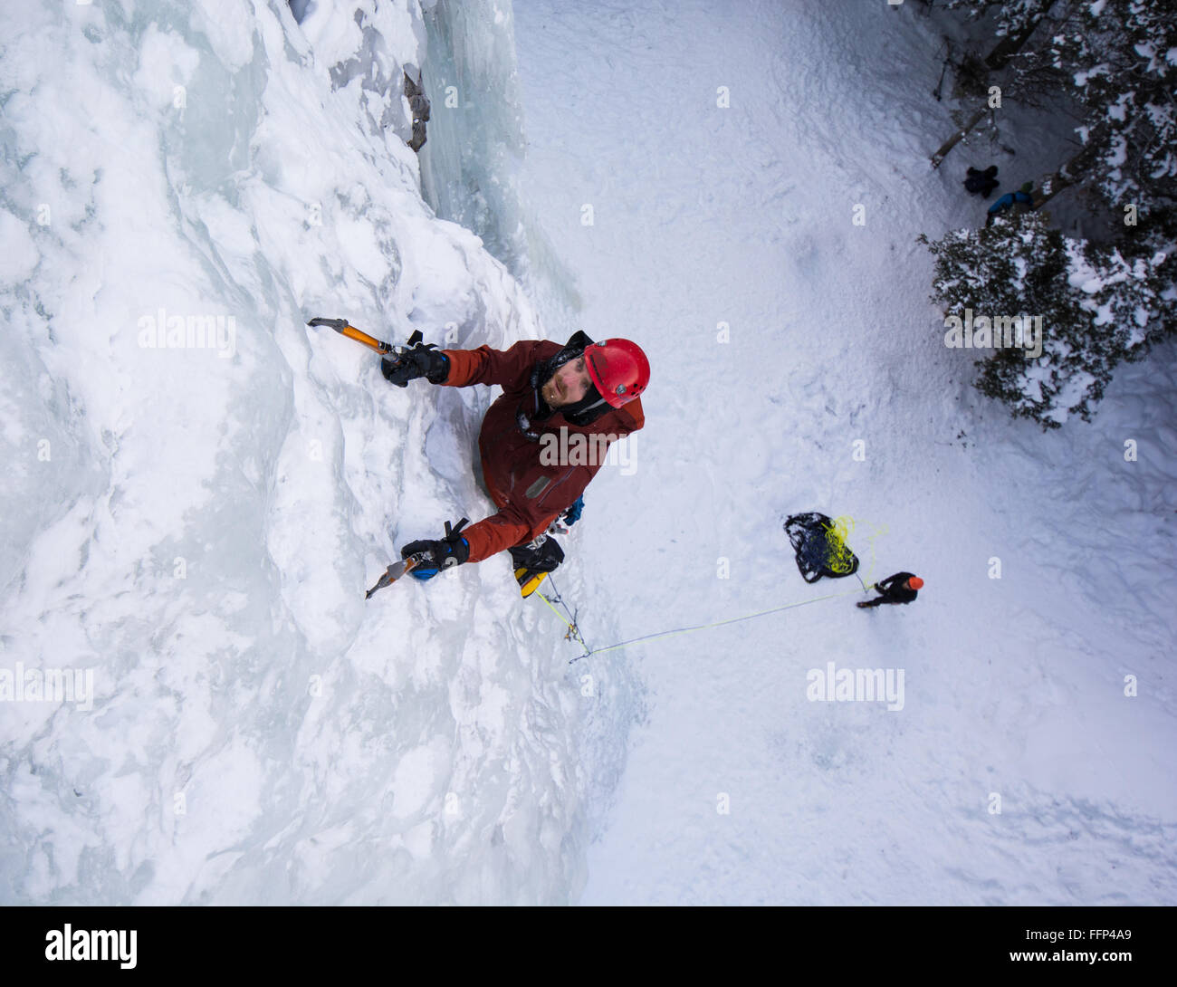 Brandon Principe arrampicata GENESIS I area in Hyalite Canyon vicino a Bozeman Montana Foto Stock