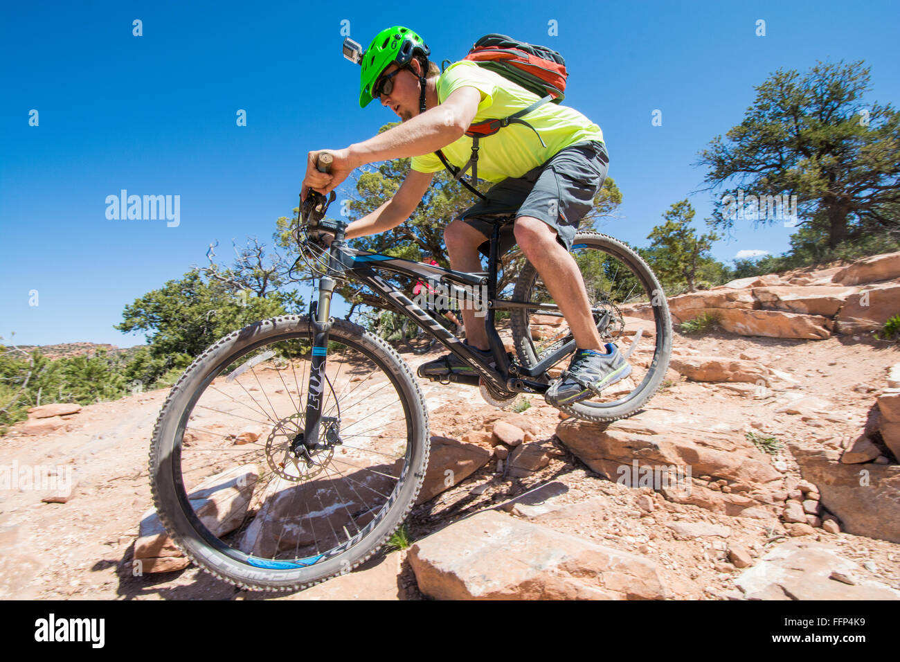 Conrad Lee mountain bike il porcospino Rim Trail vicino a Moab Utah Foto Stock
