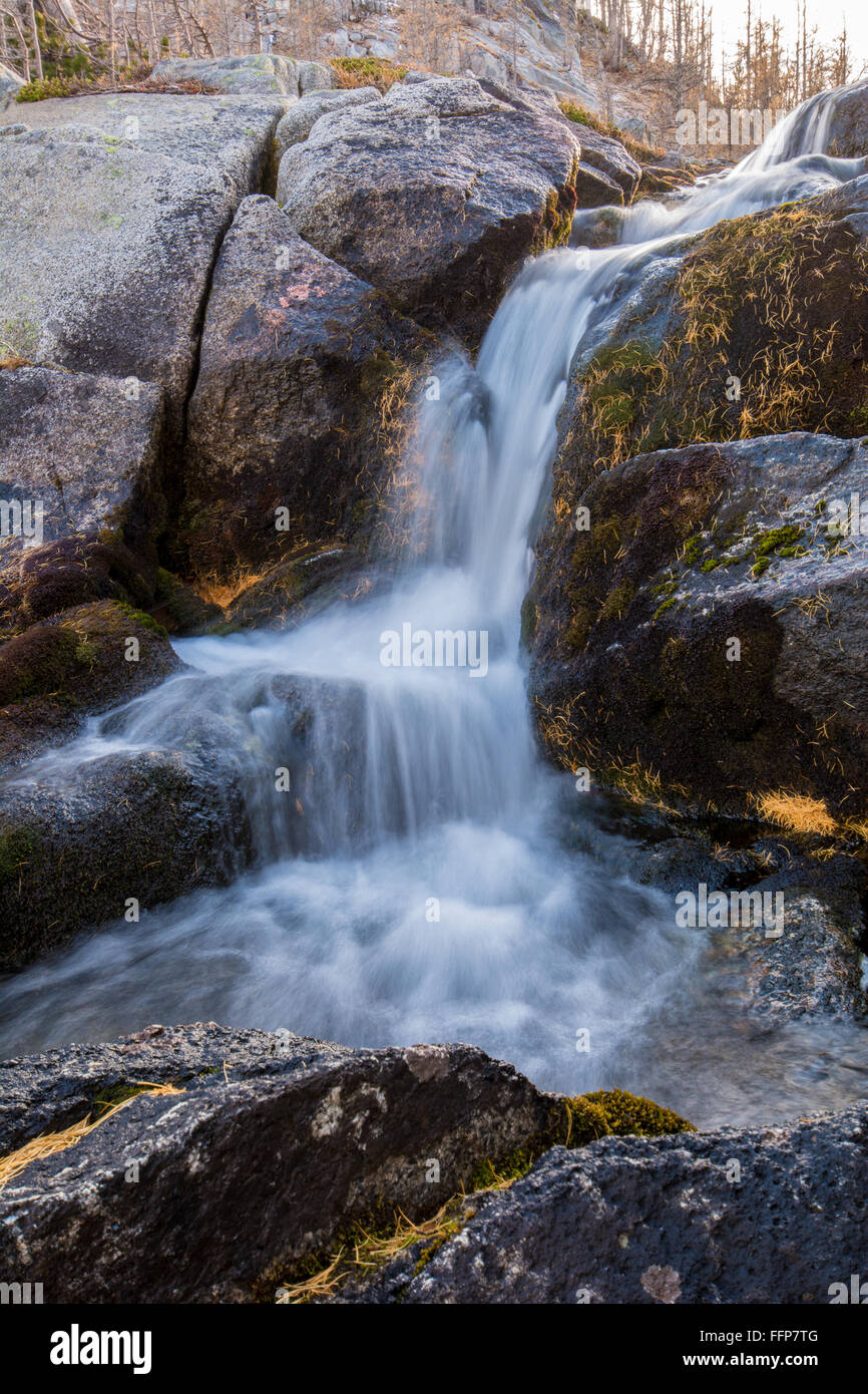 Una cascata nel incantesimi Laghi nei pressi della centrale Cascades Foto Stock