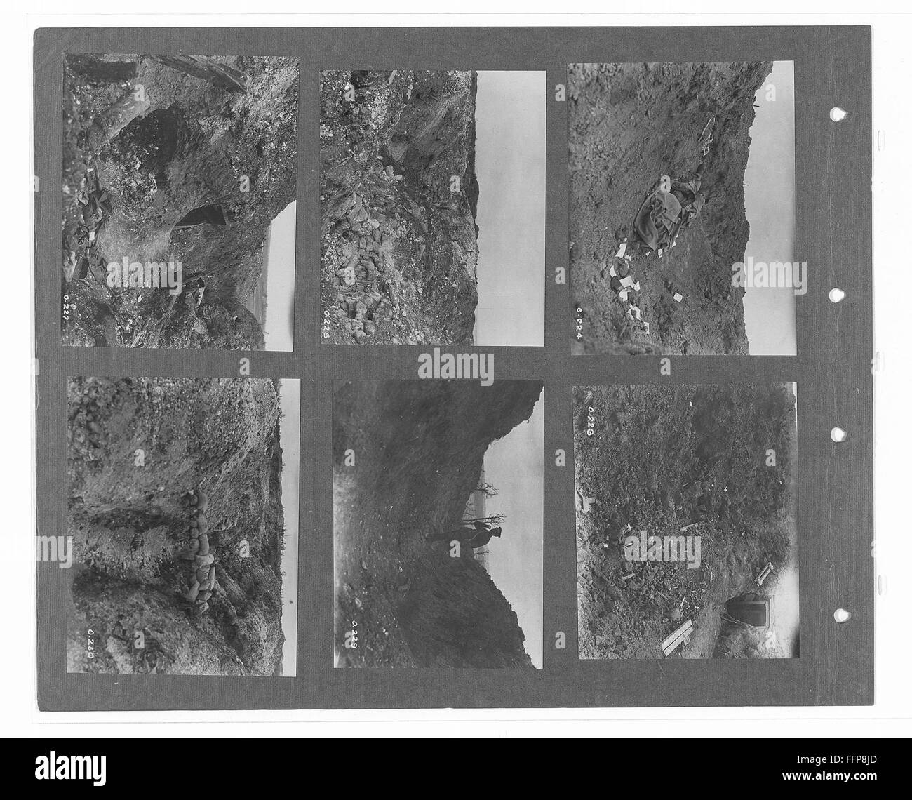 "Canadian Official War Photographs, volume 1" è una raccolta di fotografie ufficiali in tempo di guerra che documentano il ruolo del Canada nella prima guerra mondiale. Il libro fornisce registrazioni visive storiche di soldati, battaglie e momenti chiave della storia militare canadese. Foto Stock