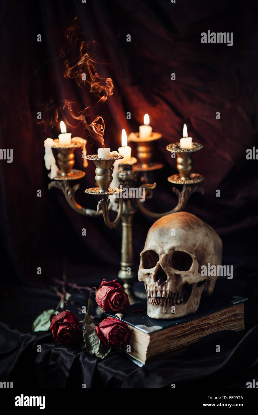 Natura morta con cranio, libro e candelabro Foto Stock