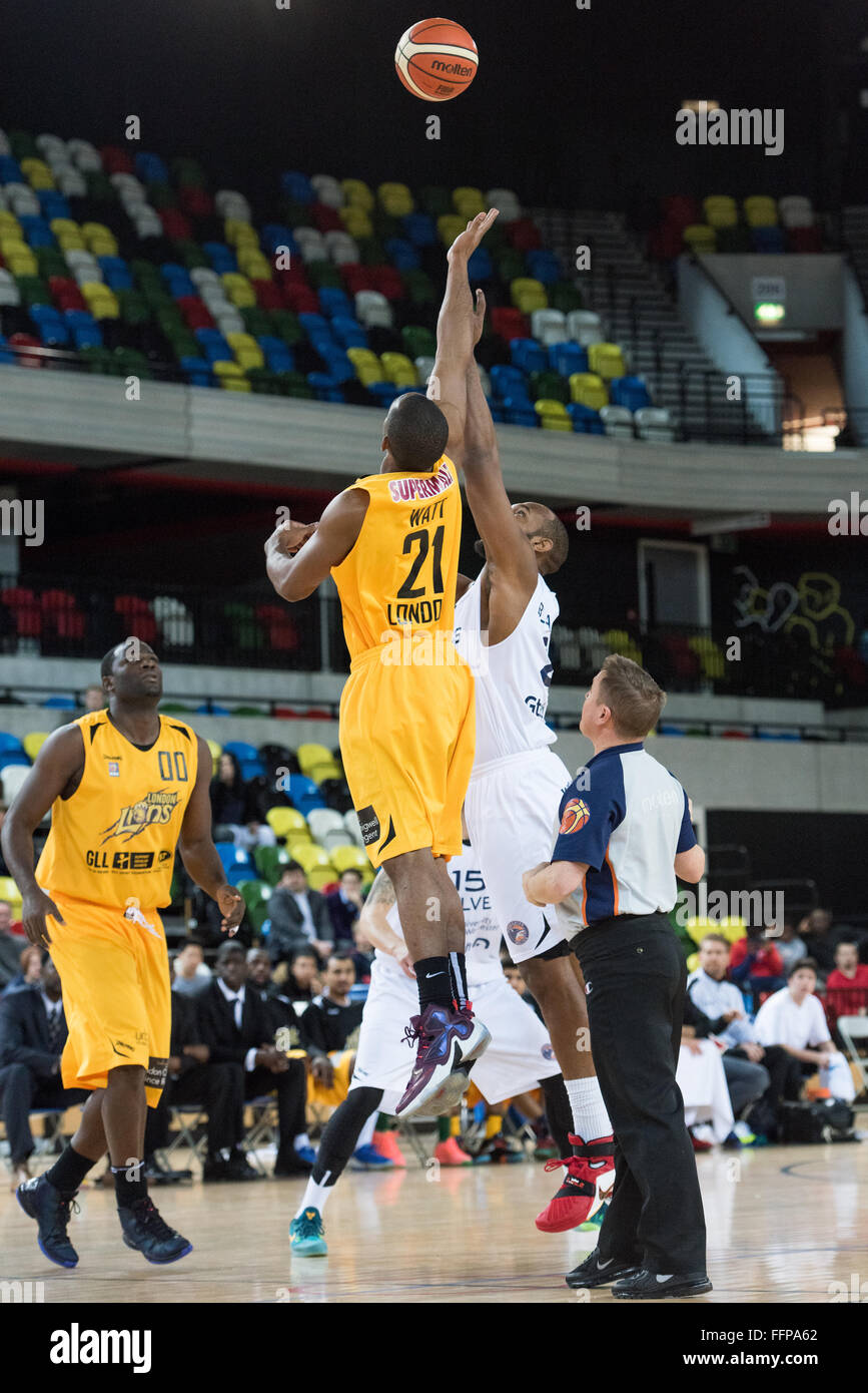 Londra, Inghilterra, 16 febbraio 2016. Demond Watt (21) salta per ottenere la palla all'inizio del gioco in corrispondenza della casella di rame Arena, Queen Elizabeth Olympic Park. I Lions di Londra batte Worcester Lupi 80 vs 71. Credito: pmgimaging/Alamy Live News Foto Stock