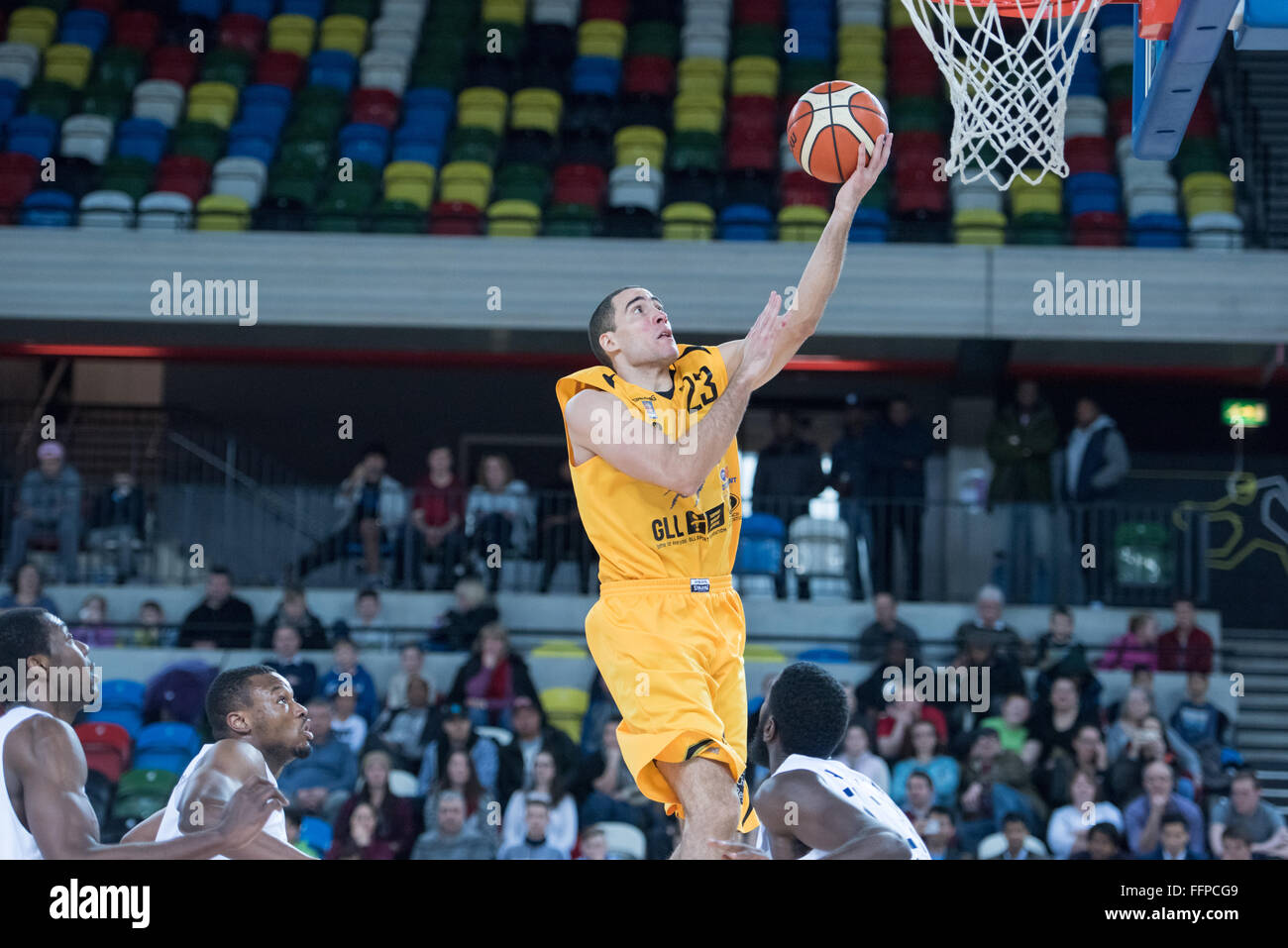 Londra, Inghilterra, 16 febbraio 2016. London Lions Kai Williams (23) rende il cestello alla casella di rame Arena, Queen Elizabeth Olympic Park. I Lions di Londra batte Worcester Lupi 80 vs 71. Credito: pmgimaging/Alamy Live News Foto Stock