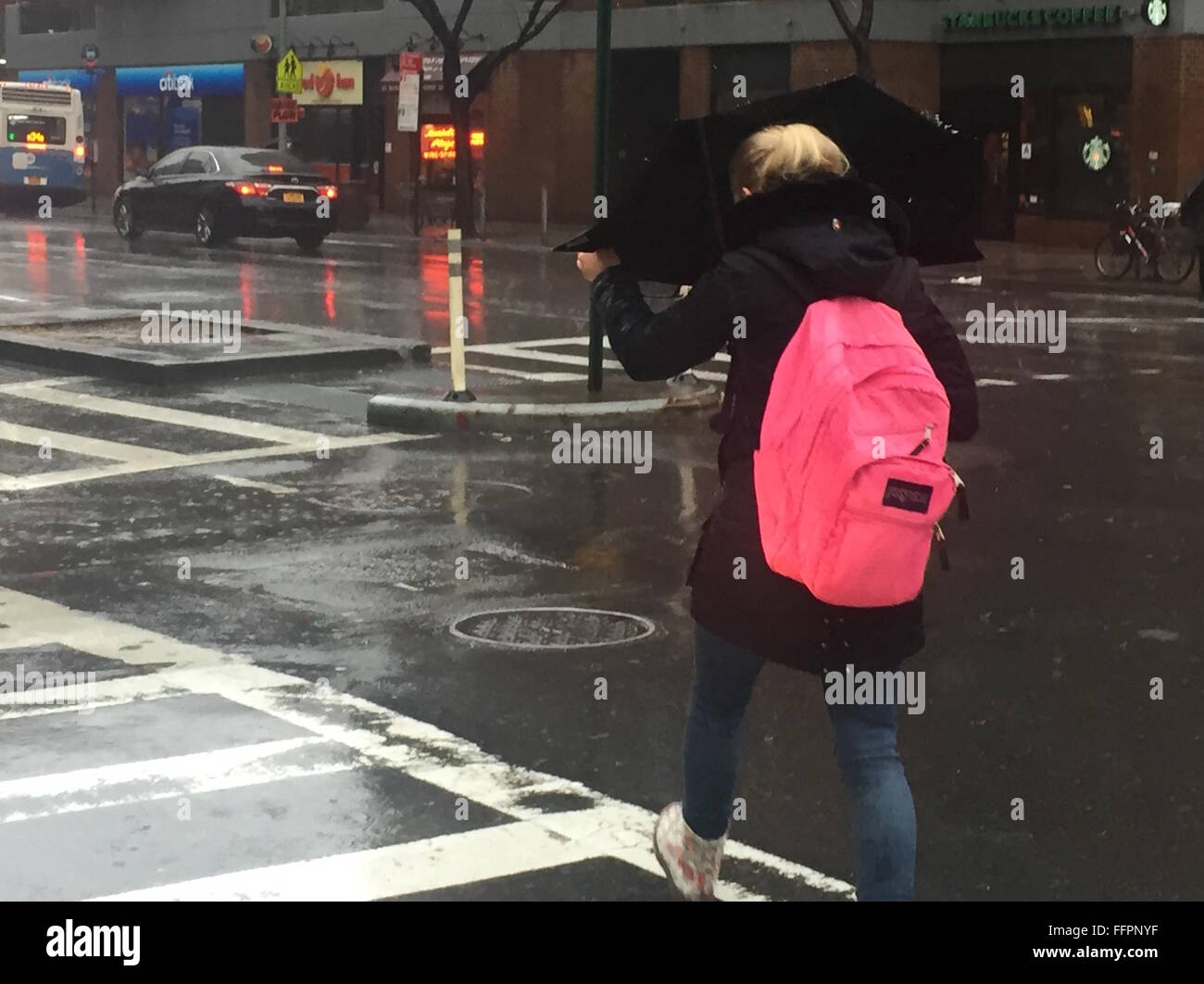 La città di New York, Stati Uniti d'America. Il 16 febbraio, 2016. Strade allagate in NYC Credito: un Andersson/Alamy Live News Foto Stock
