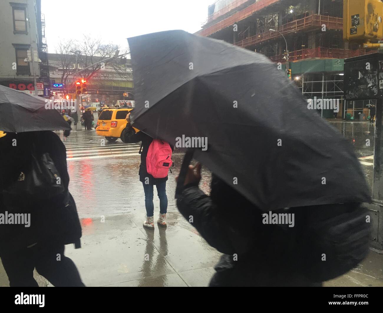 La città di New York, Stati Uniti d'America. Il 16 febbraio, 2016. Strade allagate in NYC Credito: un Andersson/Alamy Live News Foto Stock
